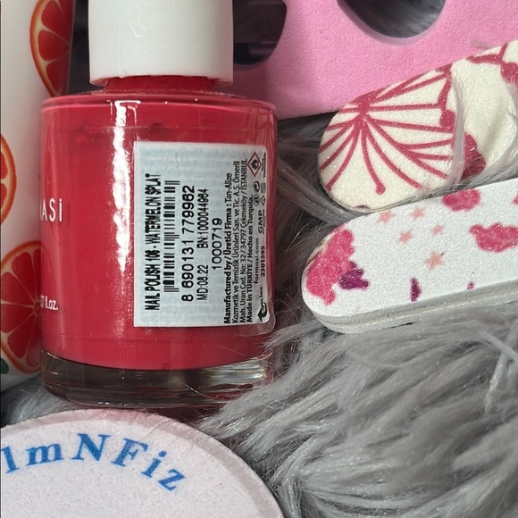 Ipsy Bag & Beauty Bundle w/Farmasi Polish Watermelon Splat, Lotion and More GIFT - Picture 2 of 8